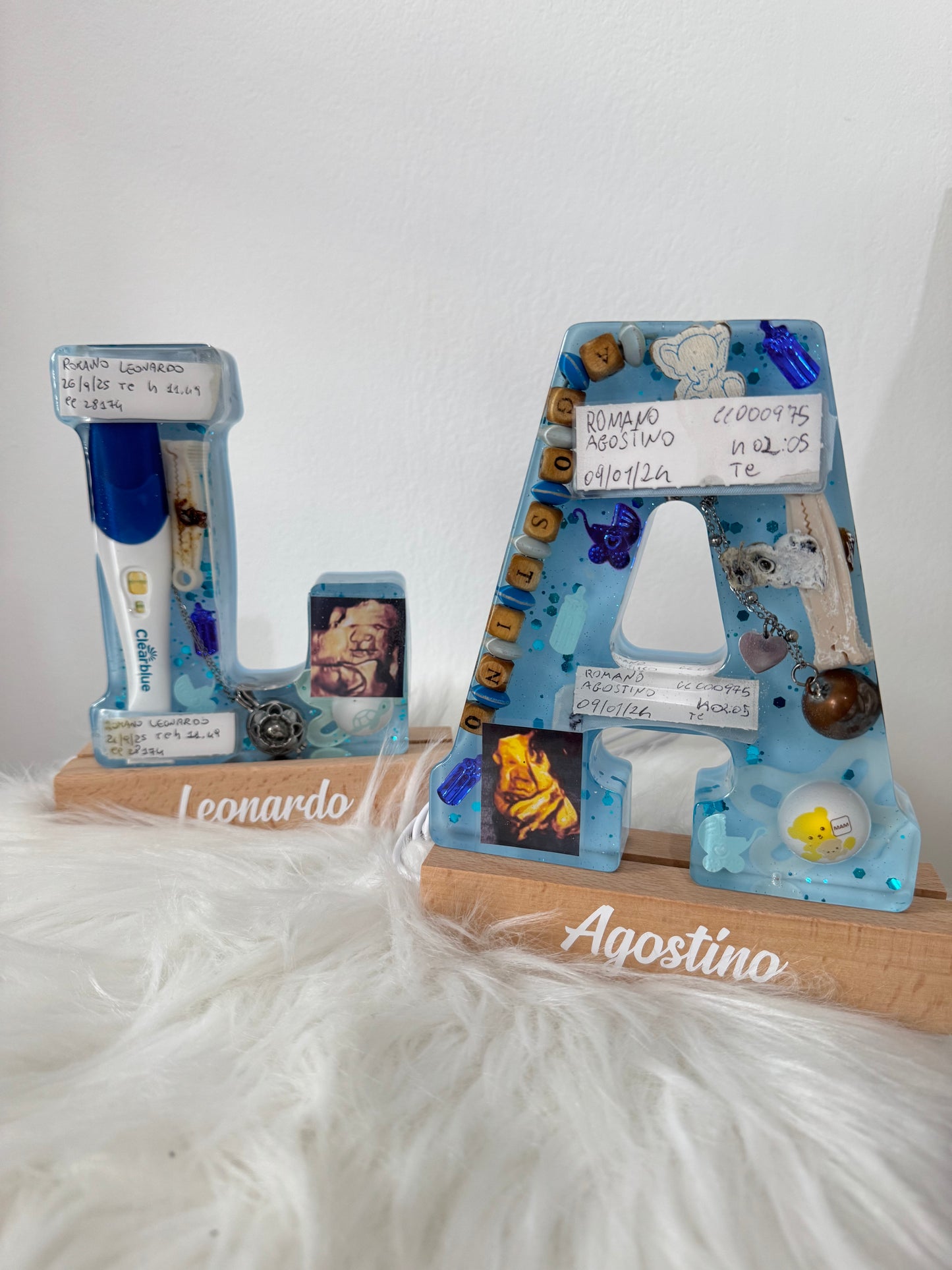 Baby lettera lampada (Base in legno)
