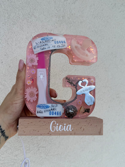 Baby lettera lampada (Base in legno)