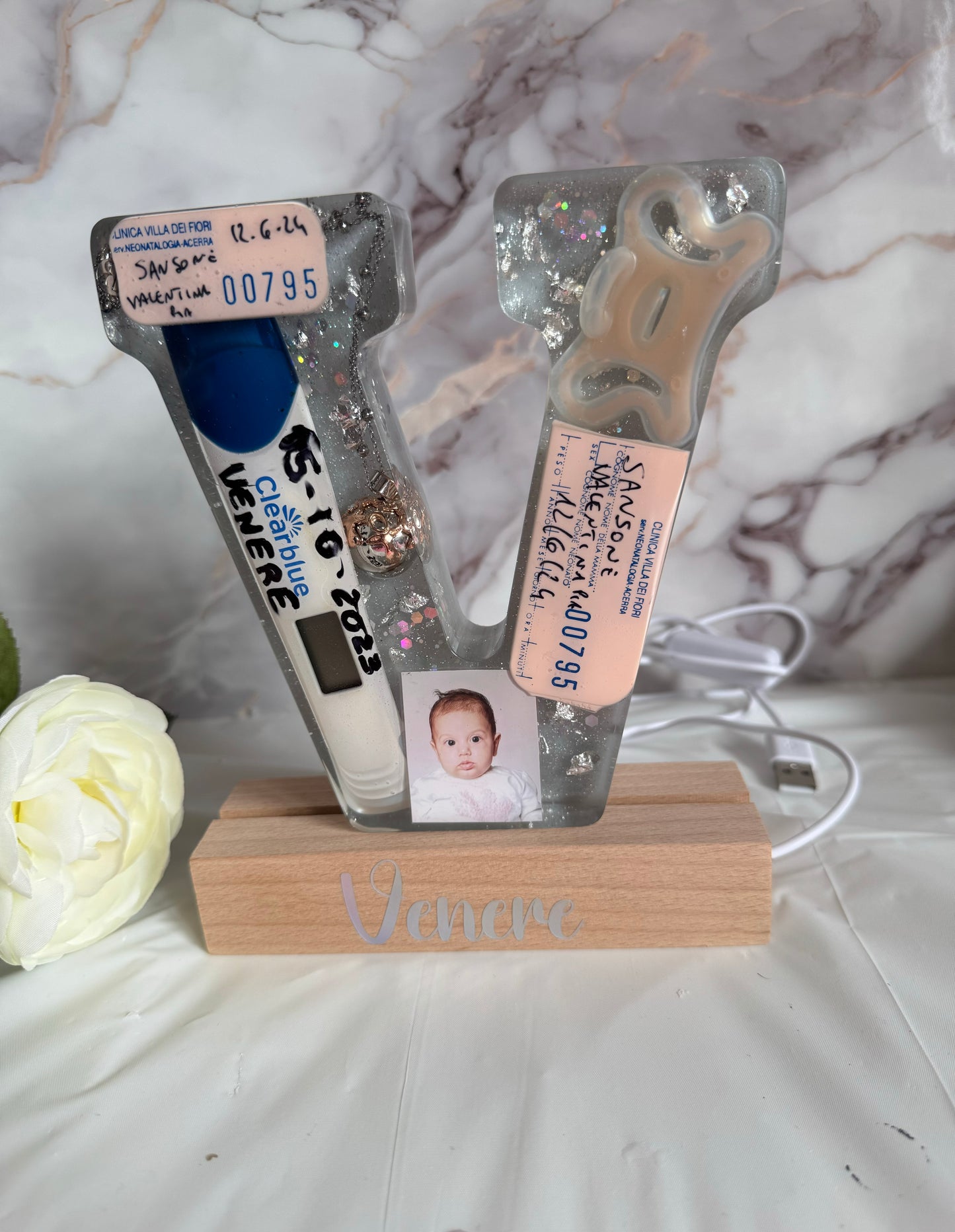 Baby lettera lampada (Base in legno)