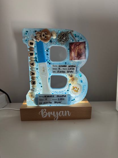 Baby lettera lampada (Base in legno)