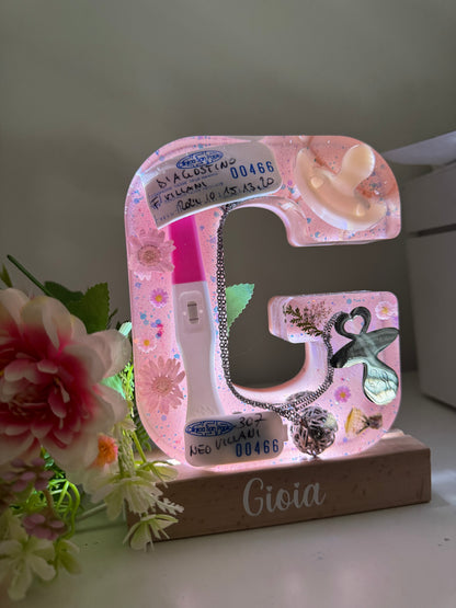 Baby lettera lampada (Base in legno)